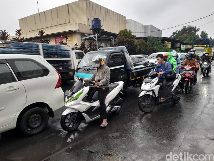 Macet akibat perbaikan got di persimpangan Jl Raya Cirendeu-Jl Lebak Bulus Raya, 1 November 2021, 17.25 WIB. (Marteen Ronaldo Pakpahan/detikcom)