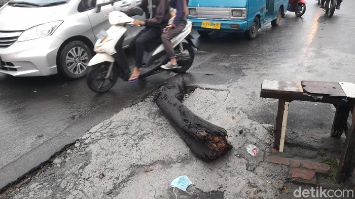Macet akibat perbaikan got di persimpangan Jl Raya Cirendeu-Jl Lebak Bulus Raya, 1 November 2021, 17.25 WIB. (Marteen Ronaldo Pakpahan/detikcom)