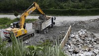 Bijih halus selanjutnya ditambahkan reagen leaching berupa sianida dan kapur sebagai pengendali pH, hal ini nantinya akan menghasilkan fines slurry yang akan diumpankan masuk ke dalam sirkuit leaching.