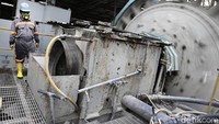 Di dalam tangki leaching kemudian dialiri dengan karbon aktif yang secara progresif akan menyerap logam emas dan perak yang terkandung dalam fines slurry. Selanjutnya akan dialirkan menuju sirkuit electrowinning di mana emas dan perak hasil proses tadi akan terendapkan pada katoda stainless steel. Katoda selanjutnya akan dicuci dan dikeringkan untuk kemudian dilebur hingga menjadi dore bullion (batangan logam emas yang belum murni).