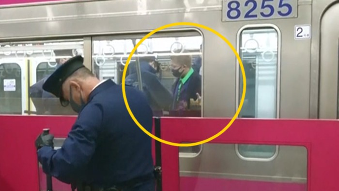Seorang pria berkostum Joker menyerang sejumlah penumpang kereta di Tokyo, Jepang menggunakan pisau pada Minggu (31/10). Para penumpang panik berhamburan.