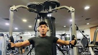 Selebritis Roy Kiyoshi baru-baru ini mengunggah foto dirinya nge-gym lewat akun Instagramnya @roykiyoshi. Ia juga tak segan memamerkan tampilan baru dirinya dengan body bulky bentukan hasil nge-gym.
