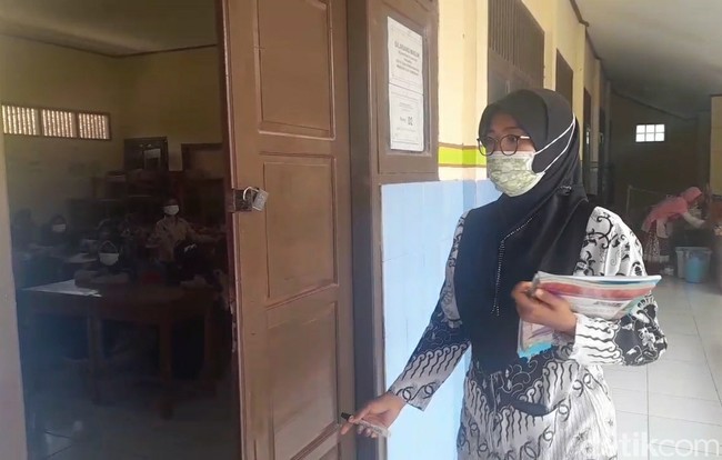 Minha mengaku hanya mendapatkan honor sebesar Rp 450 ribu per bulan. Sebelumnya, honor yang diterima Rp 350 ribu per bulan. Sekarang sudah ada kenaikkan, jadi Rp 450 ribu. Sebelumnya waktu baru masuk tahun 2019, honornya Rp 300 ribu, terus ada tambahan naik Rp 350 ribu dan sekarang naik jadi Rp 450 ribu, ucapnya. Foto: Imam Suripto/Detikcom