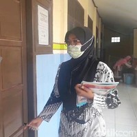 Minha mengaku hanya mendapatkan honor sebesar Rp 450 ribu per bulan. Sebelumnya, honor yang diterima Rp 350 ribu per bulan. Sekarang sudah ada kenaikkan, jadi Rp 450 ribu. Sebelumnya waktu baru masuk tahun 2019, honornya Rp 300 ribu, terus ada tambahan naik Rp 350 ribu dan sekarang naik jadi Rp 450 ribu, ucapnya. Foto: Imam Suripto/Detikcom