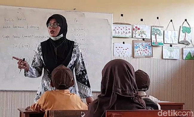 Sebagai guru tidak tetap (GTT), Minha merupakan guru kelas dan mengajar kelas II SD Negeri Cigadung 1. Sejak menjadi guru, Minha belum masuk dapodik. Dirinya baru didaftar pada tahun ini, namun belum ada jawaban. Foto: Imam Suripto/Detikcom