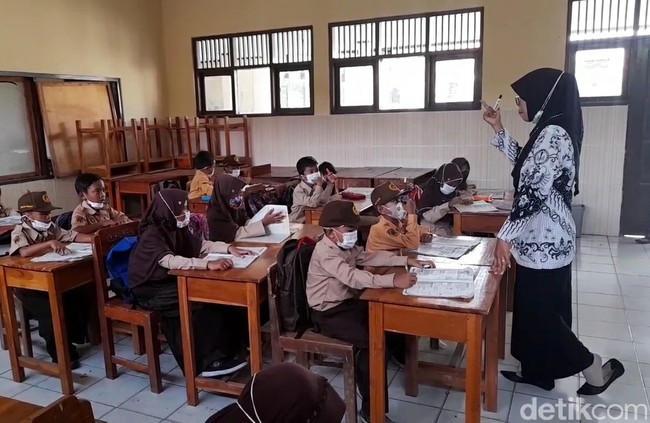 Guru di Brebes bernama Min Ayatin Aenun Siha yang nyambi bekerja sebagai makeup artist ini viral setelah membagikan kisahnya di TikTok. Unggahan guru yang merupakan warga Desa Cikuya, Kecamatan Banjarharjo, Brebes itu sudah ditonton ratusan ribu kali dan dikomentari lebih dari 3 ribu warganet. Foto: Imam Suripto/Detikcom