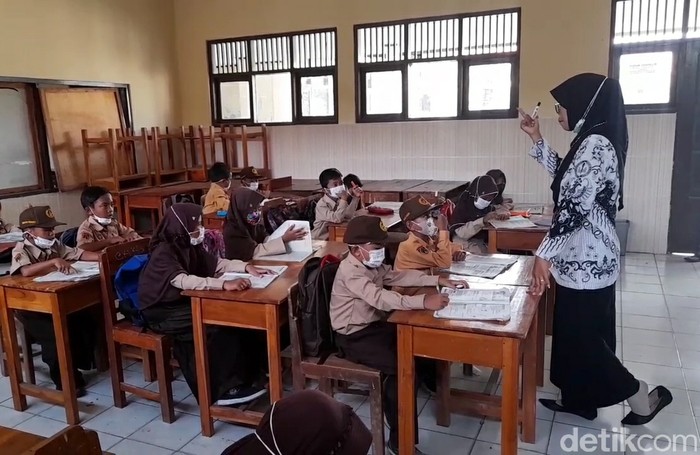 Min Ayatin Aenun Siha, guru honorer kerja jadi makeup artist