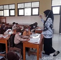 Guru di Brebes bernama Min Ayatin Aenun Siha yang nyambi bekerja sebagai makeup artist ini viral setelah membagikan kisahnya di TikTok. Unggahan guru yang merupakan warga Desa Cikuya, Kecamatan Banjarharjo, Brebes itu sudah ditonton ratusan ribu kali dan dikomentari lebih dari 3 ribu warganet. Foto: Imam Suripto/Detikcom