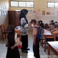 Dari hasil merias ini, cukup untuk kebutuhan keluarga. Asal mau capek, hasilnya lumayan, baik itu prewed, nikah atau tunangan, terangnya. Foto: Imam Suripto/Detikcom