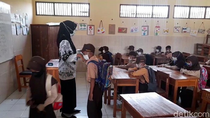 Min Ayatin Aenun Siha, guru honorer kerja jadi makeup artist