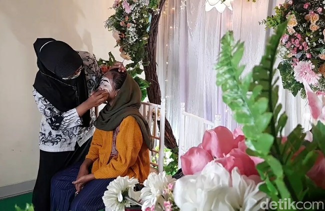 Guru yang akrab disapa Minha itu melakoni pekerjaan sebagai MUA sepulang dari sekolah karena penghasilan sebagai guru tidak cukup untuk kebutuhan hidup sehari hari. Ditemui Wolipop di tempat kerjanya Sabtu (30/10/2021), Minha ini menuturkan, dirinya sengaja menekuni MUA sebagai pekerjaan sampingan untuk mendapatkan penghasilan tambahan. Foto: Imam Suripto/Detikcom