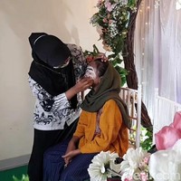 Guru yang akrab disapa Minha itu melakoni pekerjaan sebagai MUA sepulang dari sekolah karena penghasilan sebagai guru tidak cukup untuk kebutuhan hidup sehari hari. Ditemui Wolipop di tempat kerjanya Sabtu (30/10/2021), Minha ini menuturkan, dirinya sengaja menekuni MUA sebagai pekerjaan sampingan untuk mendapatkan penghasilan tambahan. Foto: Imam Suripto/Detikcom
