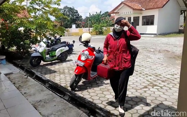 Kecilnya honor yang diterima tidak membuat Minha terus berkeluh kesah. Berbekal ilmu rias yang dipelajari melalui Youtube, Minha mencoba memberanikan diri menjadi perias. Lambat laun, hasil riasnya ini banyak disukai orang. Foto: Imam Suripto/Detikcom