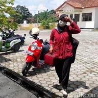 Kecilnya honor yang diterima tidak membuat Minha terus berkeluh kesah. Berbekal ilmu rias yang dipelajari melalui Youtube, Minha mencoba memberanikan diri menjadi perias. Lambat laun, hasil riasnya ini banyak disukai orang. Foto: Imam Suripto/Detikcom