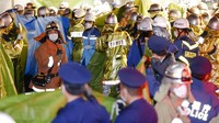 Penyerang, yang diidentifikasi sebagai pria berusia 24 tahun, ditangkap di tempat dan sedang diselidiki atas dugaan percobaan pembunuhan. Otoritas setempat masih menyelidiki motif serangan itu. Nippon Television melaporkan polisi menyebut pria itu mengaku ingin membunuh dan mendapatkan hukuman mati. Dia disebut menggunakan kasus penusukan kereta api sebelumnya sebagai contoh. Kyodo News via AP.