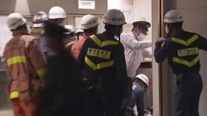 Pria berkostum karakter Joker menyerang sejumlah penumpang di kereta komuter Tokyo. Ia diketahui menikam sejumlah orang sebelum membuat kebakaran di kereta.