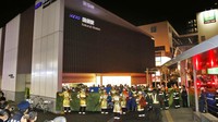 Seorang pria berkostum Joker mengacungkan pisau di kereta komuter Tokyo. Dia menikam beberapa penumpang sebelum membuat kebakaran di kereta. Dilansir dari Associated Press, Senin (1/11/2021), peristiwa itu terjadi pada Minggu (31/10) waktu setempat. Para penumpang berhamburan untuk melarikan diri dan melompat dari jendela. Departemen Pemadam Kebakaran Tokyo mengatakan 17 penumpang terluka. Tiga orang di antaranya mengalami luka serius. Tidak semua dari mereka ditikam. Sebagian besar disebut mengalami cedera ringan. Kyodo News via AP.