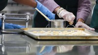 Di kelas kuliner ini, Jill Biden membuat ravioli khas Italia.