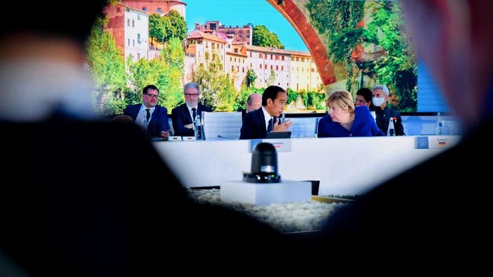 Momen Kebersamaan Jokowi Bareng Merkel-Biden di Sela KTT G20 Presiden Joko Widodo hadiri KTT G20 di Roma, Italia. Di sana ia membahas berbagai hal bersama para pemimpin dunia lainnya, termasuk Presiden AS Joe Biden.