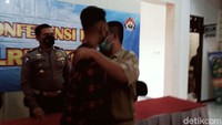 Sopir ambulans (berbatik) dan sopir mobil pelat merah yang viral (berbaju dinas) berjabat tangan dan berpelukan di Polres Klaten, Senin (1/11/2021).