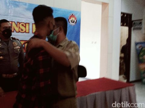Sopir mobil pelat merah Dinkes Pemkab Klaten, Jawa Tengah, Yustanto (35) yang viral menghadang ambulans pembawa pasien kecelakaan bertemu sopir ambulans. Ia meminta maaf.