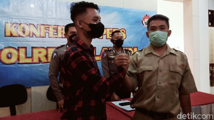 Sopir mobil pelat merah Dinkes Pemkab Klaten, Jawa Tengah, Yustanto (35) yang viral menghadang ambulans pembawa pasien kecelakaan bertemu sopir ambulans. Ia meminta maaf.