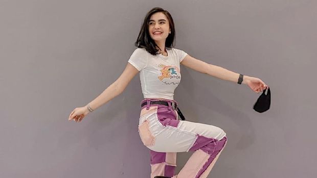Moniq Crasivaya tak jadi artis dengan cara instan.