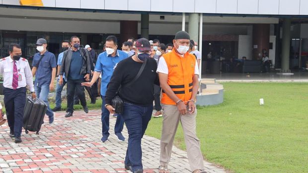 Mujiono (rompi oranye) saat ditangkap tim Kejati Riau (Raja Adil-detikcom)
