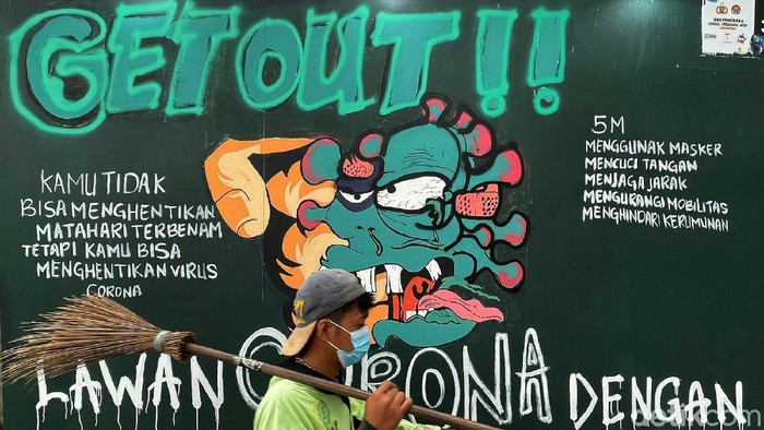 Mural bertema kritik polisi menghiasi kawasan Lapangan Bhayangkara, Mabes Polri, Jakarta. Mural itu merupakan bagian dari Bhayangkara Mural Festival 2021.