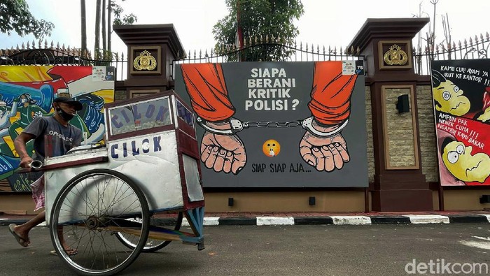 Mural bertema kritik polisi menghiasi kawasan Lapangan Bhayangkara, Mabes Polri, Jakarta. Mural itu merupakan bagian dari Bhayangkara Mural Festival 2021.