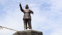Tinggi keseluruhan patung Sang Proklamator tersebut mencapai 14 meter, yakni patungnya sendiri memiliki tinggi 8 meter dan pedestal setinggi 6 meter. Patung tersebut dibangun sebagai sarana wisata edukasi sejarah nasional di Pulau Dewata. (dok. Pemkab Buleleng)