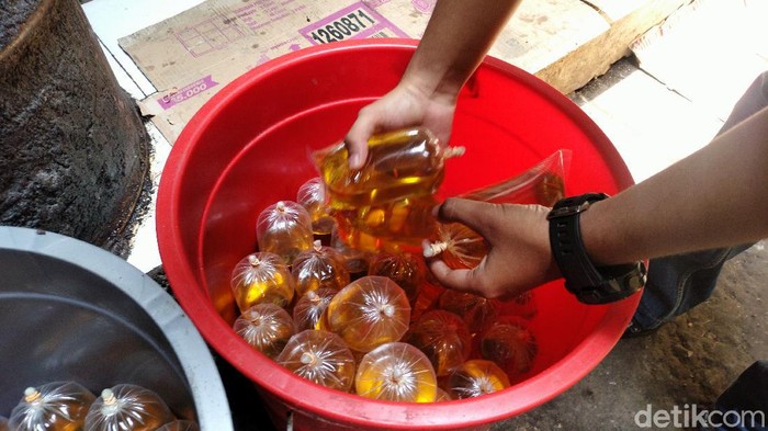 Pedagang dan pembeli di Majalengka keluhkan mahalnya minyak curah