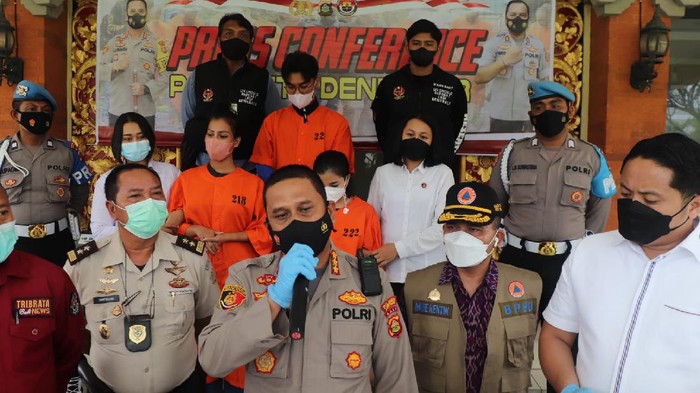 Pelaku pemalsuan surat PCR di Bandara Internasional I Gusti Ngurah Rai Bali diamankan polisi. (Foto: dok. Polresta Denpasar)