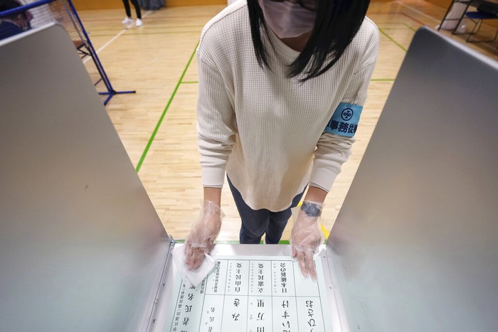 Para pemilih di Jepang menyalurkan hak suaranya dalam pemilu majelis rendah. Partai berkuasa, LDP yang berkoalisi bersama Partai Komeito dilaporkan menguasai suara mayoritas.
