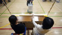 Petugas menerapkan protokol kesehatan karena masih masa pandemi Covid-19.