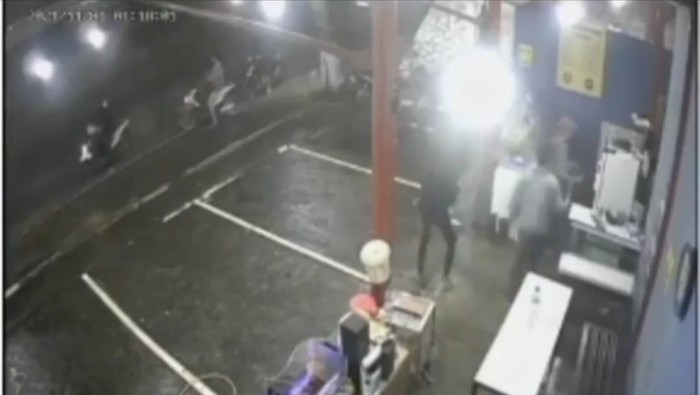 Penyerangan gengster ke tempat pencucian motor di TB Simatupang terekam CCTV