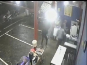 Saksi Cerita Detik-detik Penyerangan Gangster di Cuci Steam Motor Jaksel