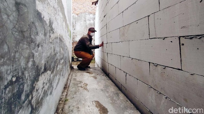 Sekretaris Kelurahan Rungkut Menanggal, Oto Narwanto dan Kapolsek Gunung Anyar Iptu Biadi mengecek rumah Ridwan. Akses rumah warga Surabaya ini ditembok tetangganya.