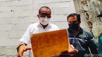 Ridwan merupakan Warga Rungkut Menanggal, Surabaya. Ia mempunyai dua akses keluar masuk rumah. Yakni lewat depan rumah dan samping kanan. Namun kini, dua jalan tersebut ditutup dengan tembok oleh para tetangganya.
