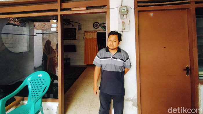 Pihak Kelurahan Rungkut Tinjau Rumah yang Aksesnya Ditembok Tetangga Sekretaris Kelurahan Rungkut Menanggal, Oto Narwanto dan Kapolsek Gunung Anyar Iptu Biadi mengecek rumah Ridwan. Akses rumah warga Surabaya ini ditembok tetangganya.
