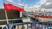 Polandia, salah satu negara paling dinamis di Uni Eropa. Bendera negara ini putih merah, kebalikan dari Indonesia. (Getty Images)