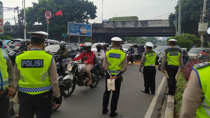 Polisi berjaga di titik ganjil genap Jl Fatmawati Jaksel (Adhyasta-detikcom)