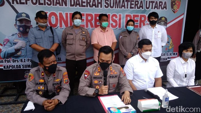 Polrestabes Medan menangani kasus penganiayaan serta perusakan rumah anggota polisi di Medan, Sumatera Utara (Sumut). Petugas tengah memburu pelakunya. (Datuk Haris/detikcom)