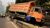 Diketahui, sebuah truk muatan pasir terguling di Jalan Gatot Subroto, Jakarta, tepatnya di depan Balai Kartini.