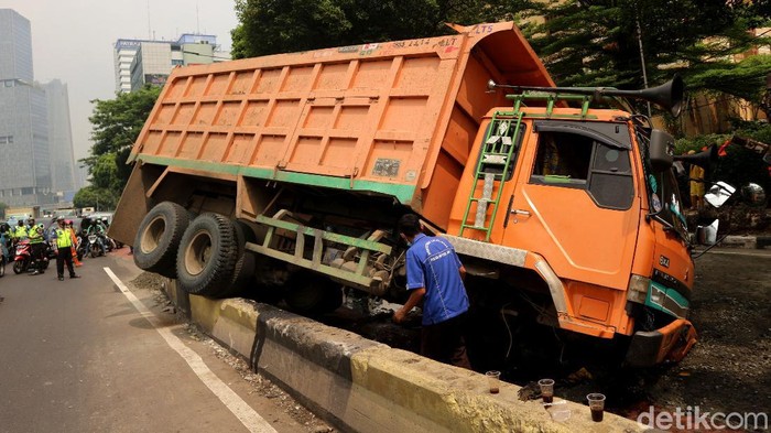 Truk muatan pasir terguling di Jl Gatot Subroto, Jakarta. Proses evakuasi tengah dilakukan sehingga membuat lalin di Jl Gatsu arah Cawang dialihkan ke flyover.