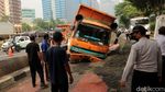 Potret Evakuasi Truk Terguling di Gatsu, Pasir Berserakan