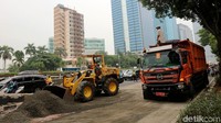 Dihubungi secara terpisah, Kasi Laka Lantas Subdit Gakkum Ditlantas Polda Metro Jaya Kompol Eko BW mengatakan lalu lintas sementara dialihkan ke flyover.