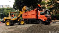 Eko menambahkan, saat ini petugas masih melakukan evakuasi kecelakaan truk tersebut.