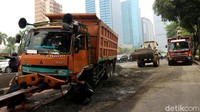 Kecelakaan diketahui terjadi pada pukul 06.00 WIB. Seorang warga bernama Wiwin Suhes melalui PasangMata mengatakan, posisi truk terguling di lajur kanan tepatnya di samping lajur flyover menuju Cawang.