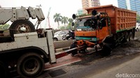 Imbas kejadian tersebut, kemacetan sempat terjadi di Jalan Gatot Subroto, Jakarta.